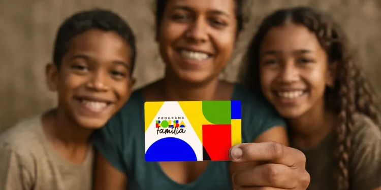 Mãe e filhos sorrindo enquanto seguram o cartão do Programa Bolsa Família, simbolizando o apoio a famílias em situação de vulnerabilidade.