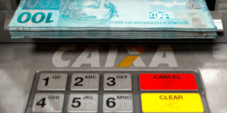 Imagens de cédulas de R$ 100 saindo de caixa eletrônico da Caixa Econômica Federal