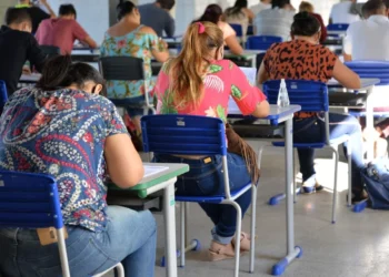 Candidatos realizam prova do Encceja em sala de aula.
