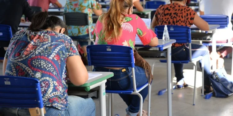 Candidatos realizam prova do Encceja em sala de aula.