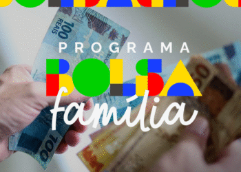 Dinheiro sendo mostrado com foco em cédulas de 100 reais, representando o benefício do programa Bolsa Família.