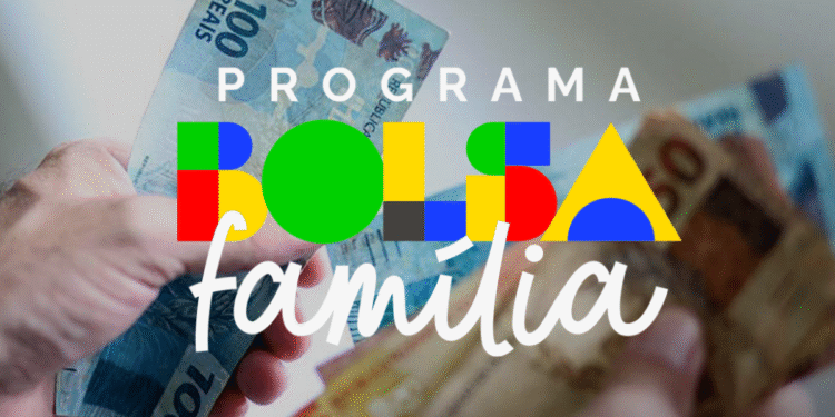 Dinheiro sendo mostrado com foco em cédulas de 100 reais, representando o benefício do programa Bolsa Família.
