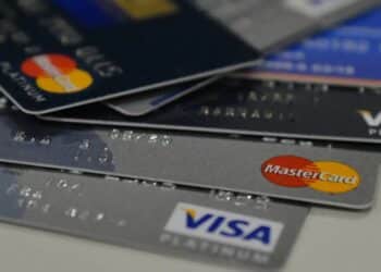 Cartões de crédito Platinum das bandeiras Mastercard e Visa, empilhados