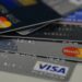 Cartões de crédito Platinum das bandeiras Mastercard e Visa, empilhados