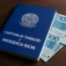 Carteira de Trabalho e Previdência Social com cédulas de R$ 100 em destaque, em referência ao pagamento de R$ 759 para trabalhadores CLTs.