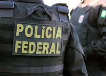 Agentes da Polícia Federal em uniformes táticos durante operação no Brasil.