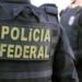 Agentes da Polícia Federal em uniformes táticos durante operação no Brasil.