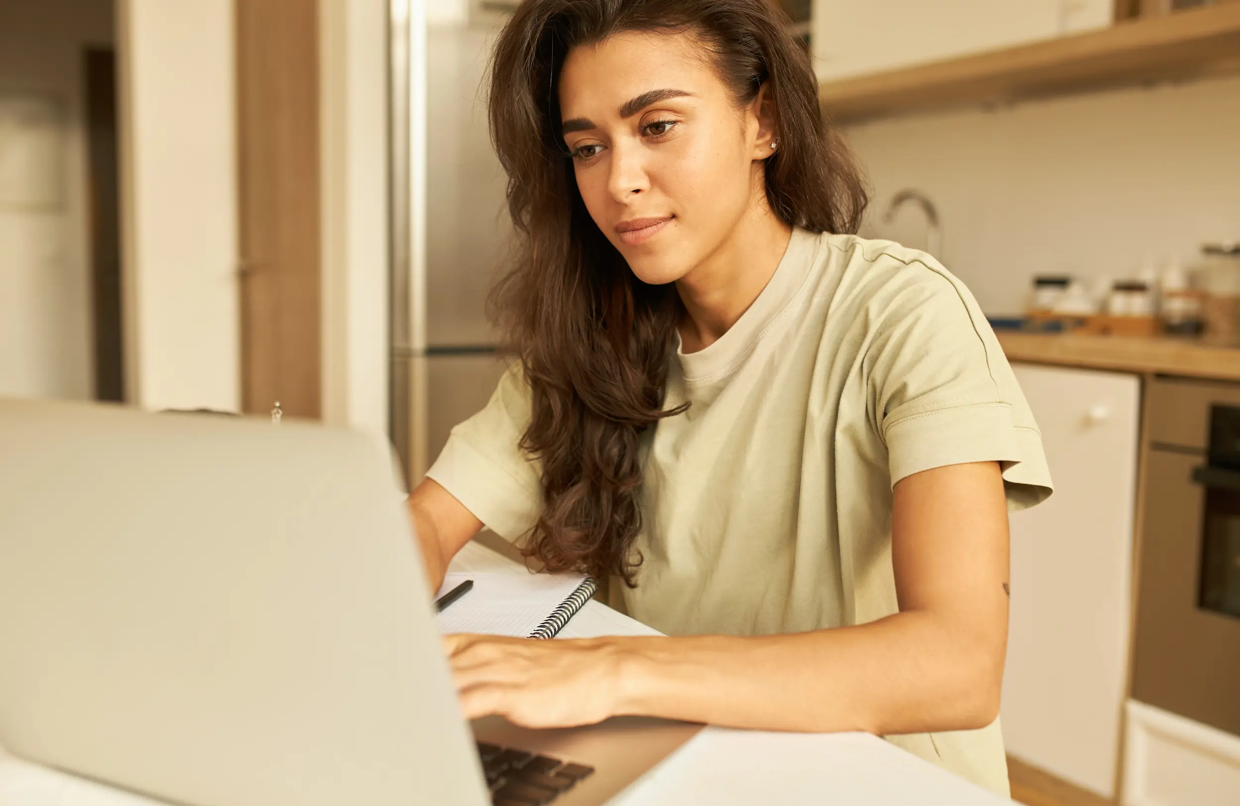 Mulher em um computador, preenchendo um formulário online, representando o processo de inscrição no concurso da Prefeitura de Gravatá.