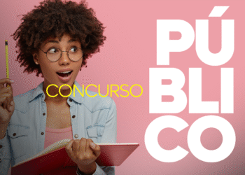 Jovem segurando caderno e lápis com expressão surpresa ao lado da palavra concurso público.