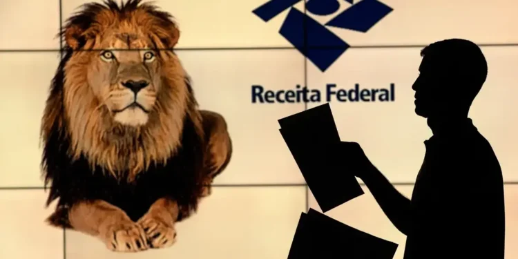 Pessoa segurando papéis com a imagem de um leão e o logo da Receita Federal ao fundo. Imagem ilustrativa sobre a devolução de dinheiro do Imposto de Renda.