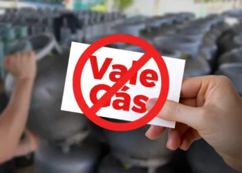 Cartão com a palavra 'Vale Gás' riscada, simbolizando o corte de 200 mil beneficiários do Auxílio-Gás em agosto.