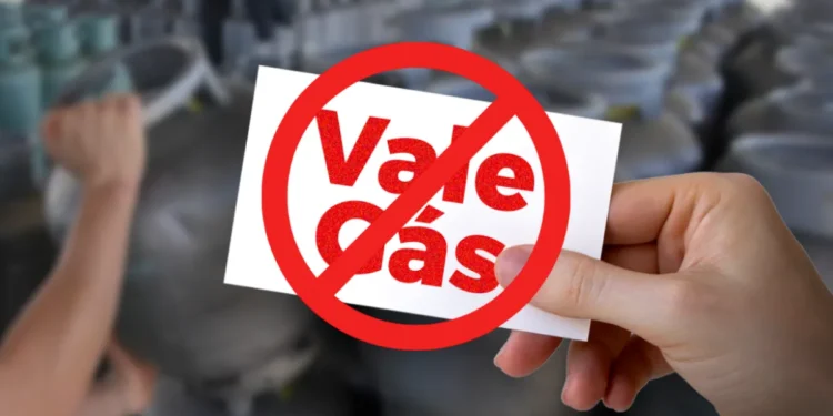 Cartão com a palavra 'Vale Gás' riscada, simbolizando o corte de 200 mil beneficiários do Auxílio-Gás em agosto.