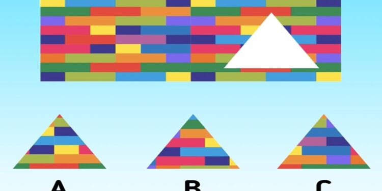 Desafio lógico com triângulos coloridos e figura geométrica recortada