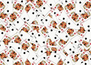 Desafio visual com várias cartas de baralho espalhadas com naipes de copas, paus e ouros em destaque.