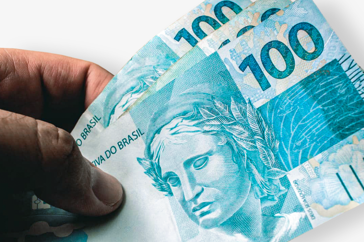 Calendário BPC Agosto 2025: Pagamentos e Beneficiários. Notas de 100 reais em mãos com foco no Calendário BPC agosto 2025.