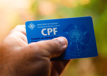 CPF brasileiro em mãos, identificação fiscal para cidadãos.