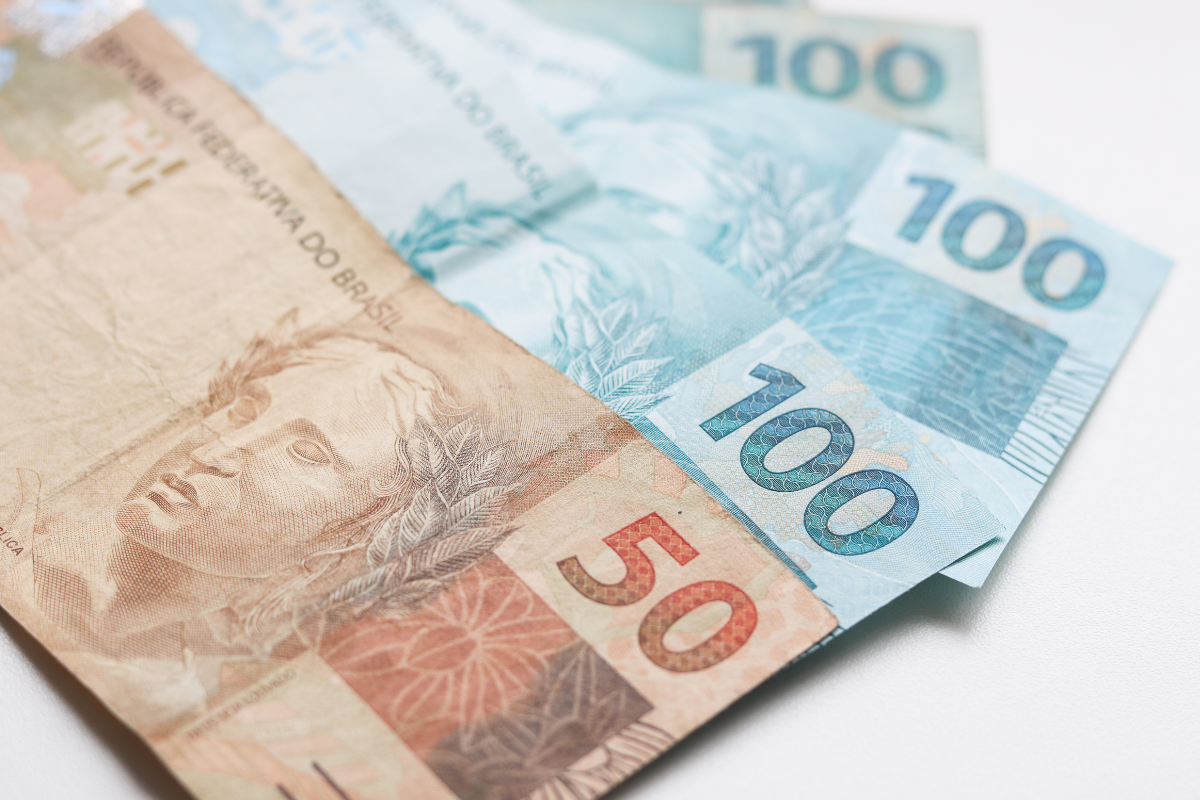 dinheiro esquecido Notas de real, incluindo cédulas de 50 e 100 reais, sobre fundo branco.