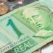 Cédula rara de 1 real sobre moedas brasileiras