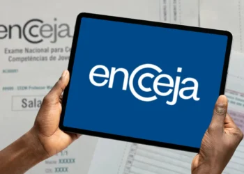 Logo do Encceja exibida em tablet segurado por candidato.