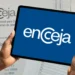 Logo do Encceja exibida em tablet segurado por candidato.