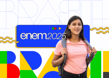 Jovem com mochila sorrindo em frente ao banner ENEM 2025 colorido
