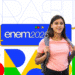 Jovem com mochila sorrindo em frente ao banner ENEM 2025 colorido