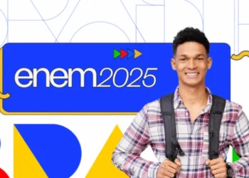 Imagem destacando o tema da redação do Enem 2025 com a frase 'enem 2025' e um estudante sorrindo, com uma mochila, em um fundo colorido.