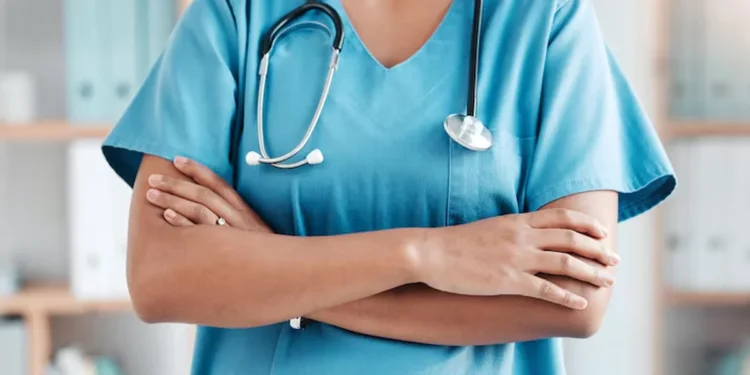 Profissional de enfermagem com estetoscópio, destacando-se em ambiente de trabalho.