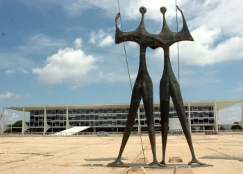 Escultura Os Guerreiros, conhecida como Os Gêmeos, na Praça dos Três Poderes em Brasília.