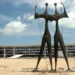 Escultura Os Guerreiros, conhecida como Os Gêmeos, na Praça dos Três Poderes em Brasília.