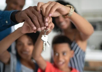 Família feliz recebendo as chaves da nova casa pelo Minha Casa, Minha Vida.