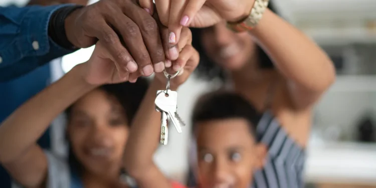Família feliz recebendo as chaves da nova casa pelo Minha Casa, Minha Vida.