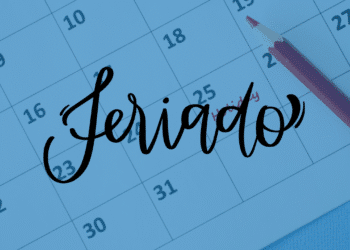 Calendário com lápis vermelho e palavra feriado em destaque