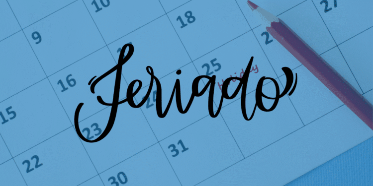 Calendário com lápis vermelho e palavra feriado em destaque