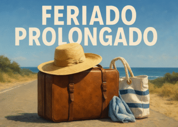 Mala de viagem, chapéu e bolsa de praia em uma estrada próximo ao mar com a frase 'Feriado Prolongado'