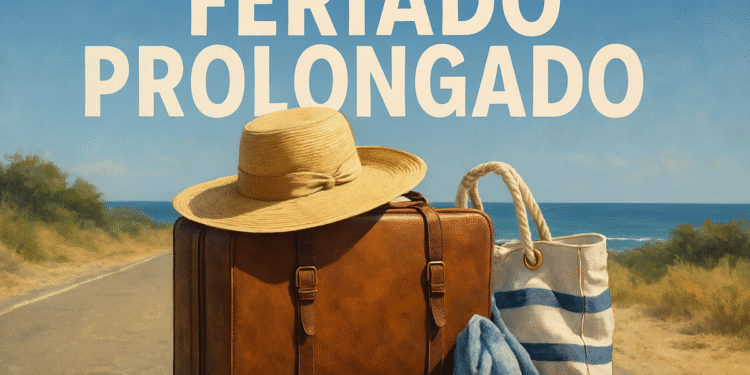 Mala de viagem, chapéu e bolsa de praia em uma estrada próximo ao mar com a frase 'Feriado Prolongado'