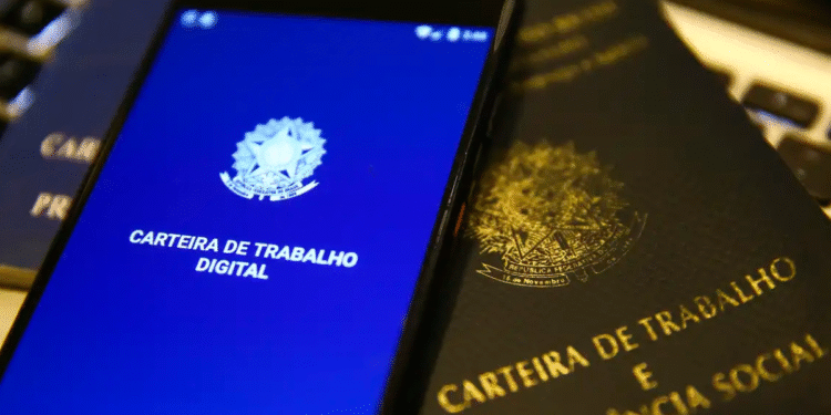 Imagem de um celular exibindo a Carteira de Trabalho Digital ao lado de uma carteira de trabalho física e previdência social.