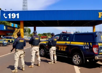 Policiais rodoviários federais em operação de fiscalização na BR