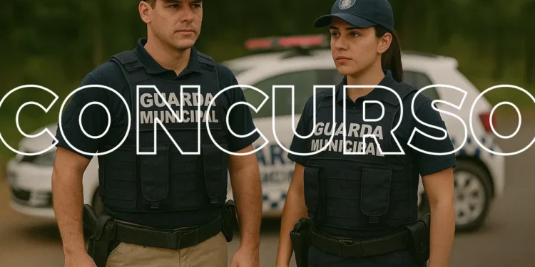 Guarda Municipal em uniforme realizando patrulhamento, representando o cargo e a atuação dos profissionais.