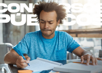Homem concentrado fazendo anotações em caderno estudando para concurso público