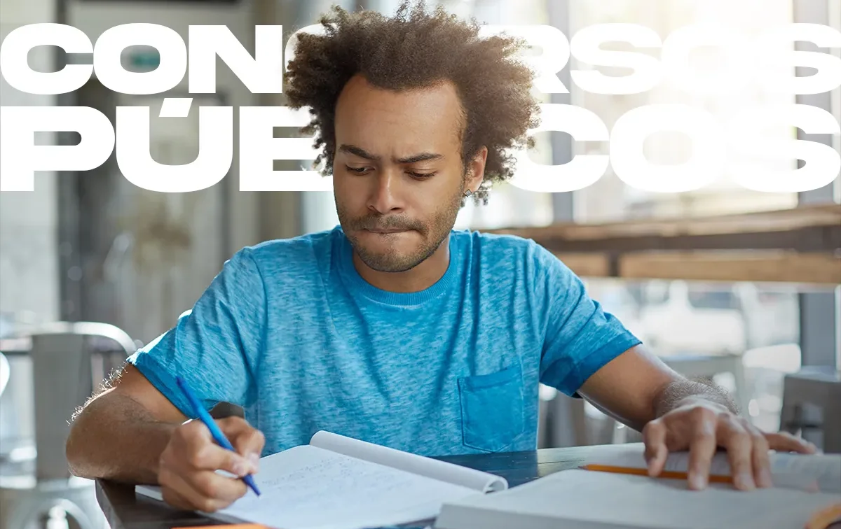 Pessoa preenchendo um formulário de inscrição, simbolizando as etapas de inscrição para o concurso da Prefeitura.