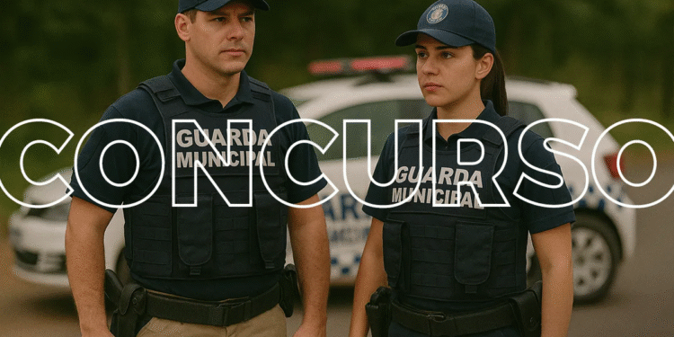 Dois agentes da Guarda Municipal uniformizados em frente a viatura.