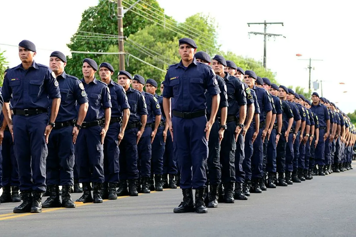 Guardas municipais em formação durante um desfile, ilustrando a discussão sobre a aposentadoria especial para essa categoria.