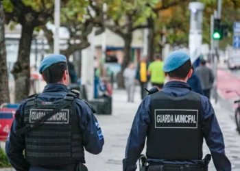 Guardas municipais patrulhando as ruas, exemplificando a função de segurança pública e a questão da aposentadoria especial.