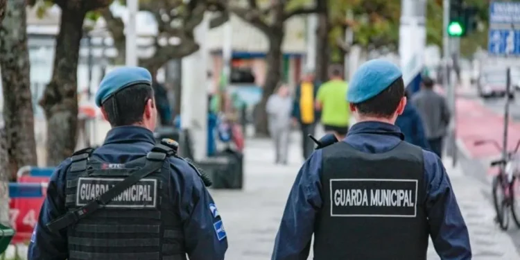 Guardas municipais patrulhando as ruas, exemplificando a função de segurança pública e a questão da aposentadoria especial.