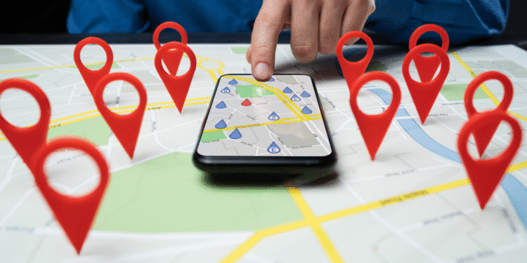 Mapa com marcadores vermelhos e pessoa usando GPS no smartphone