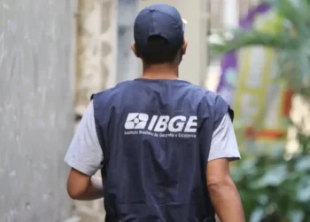 Funcionário do IBGE percorrendo a cidade para coleta de dados.