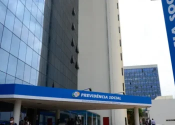 Fachada do prédio do Instituto Nacional do Seguro Social (INSS), com o logo da Previdência Social visível.