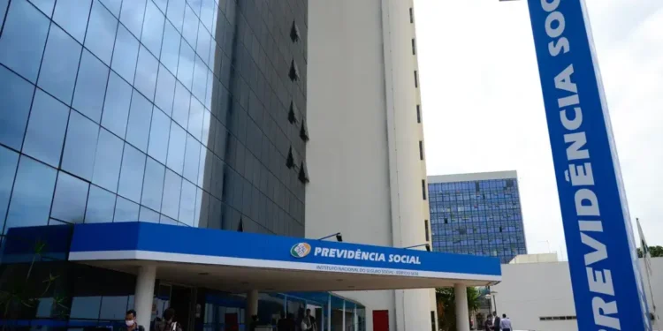 Fachada do prédio do Instituto Nacional do Seguro Social (INSS), com o logo da Previdência Social visível.