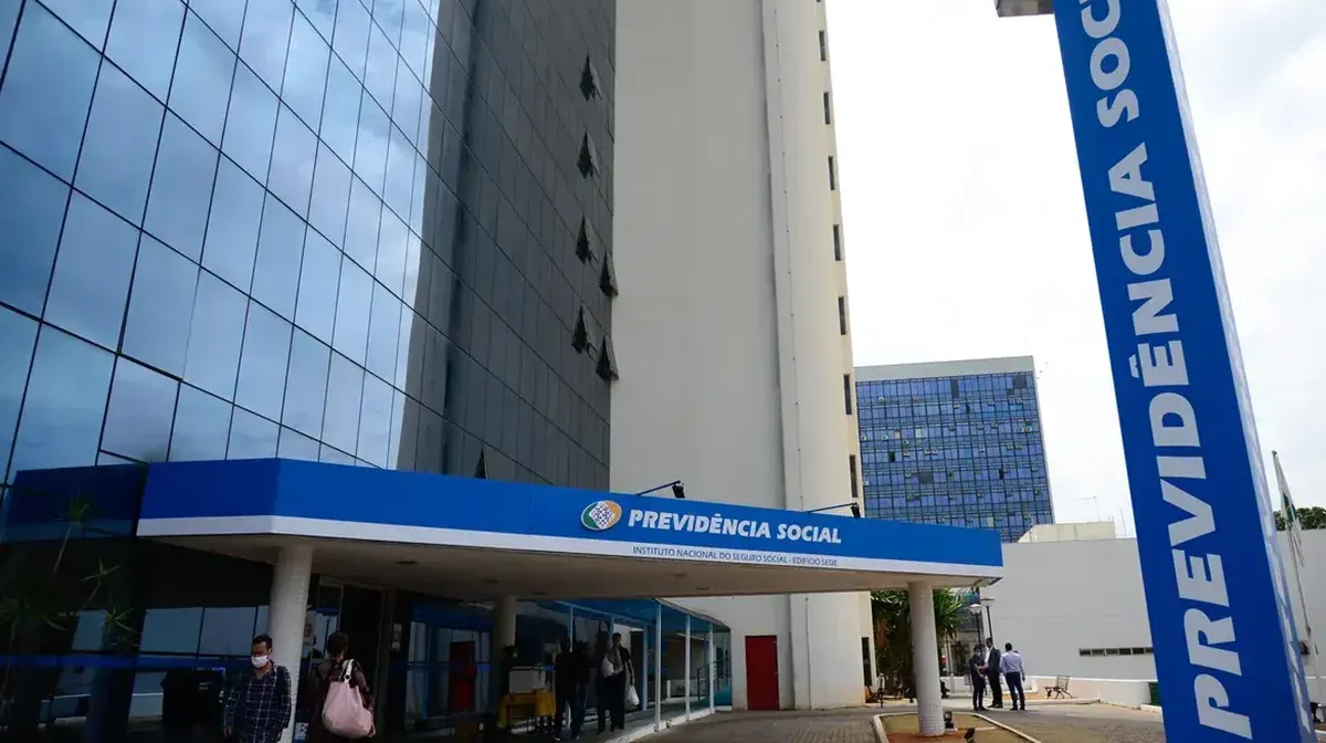 Como funciona a atualização dos benefícios do INSS? Fachada do INSS com o logo da Previdência Social.